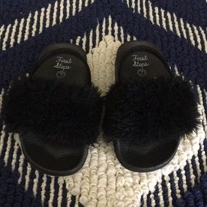 7C BLACK FUR SLIDES WITH STRAP